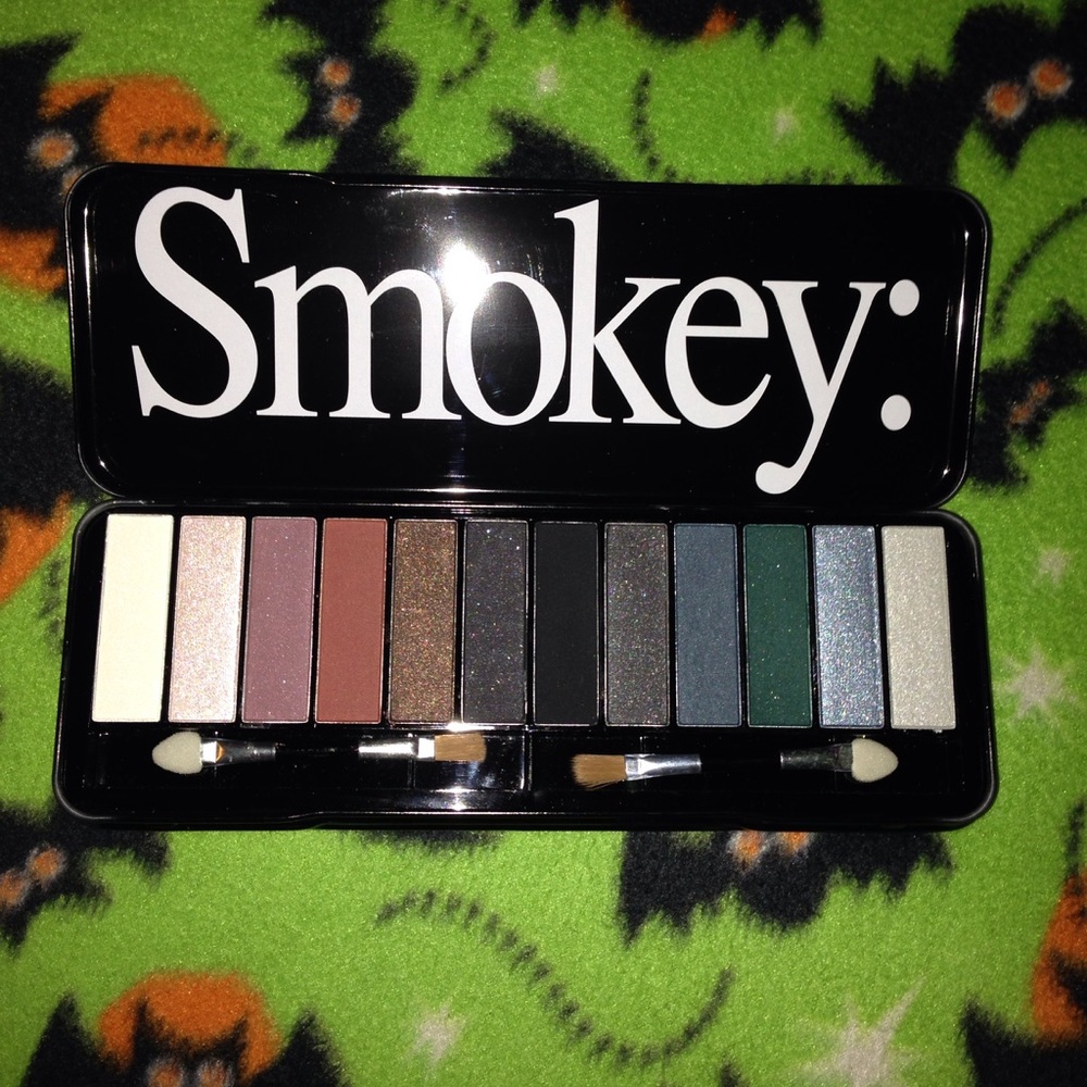 SMOKEY: 12 SHADE EYESHADOW PALETTE